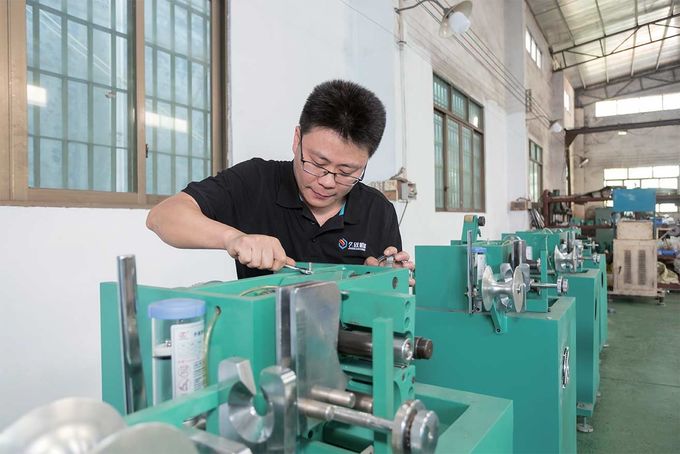Plastique de rebut expulsé réutilisant le granulatoire de machine de chute de bouteille d'ANIMAL FAMILIER de machine 0